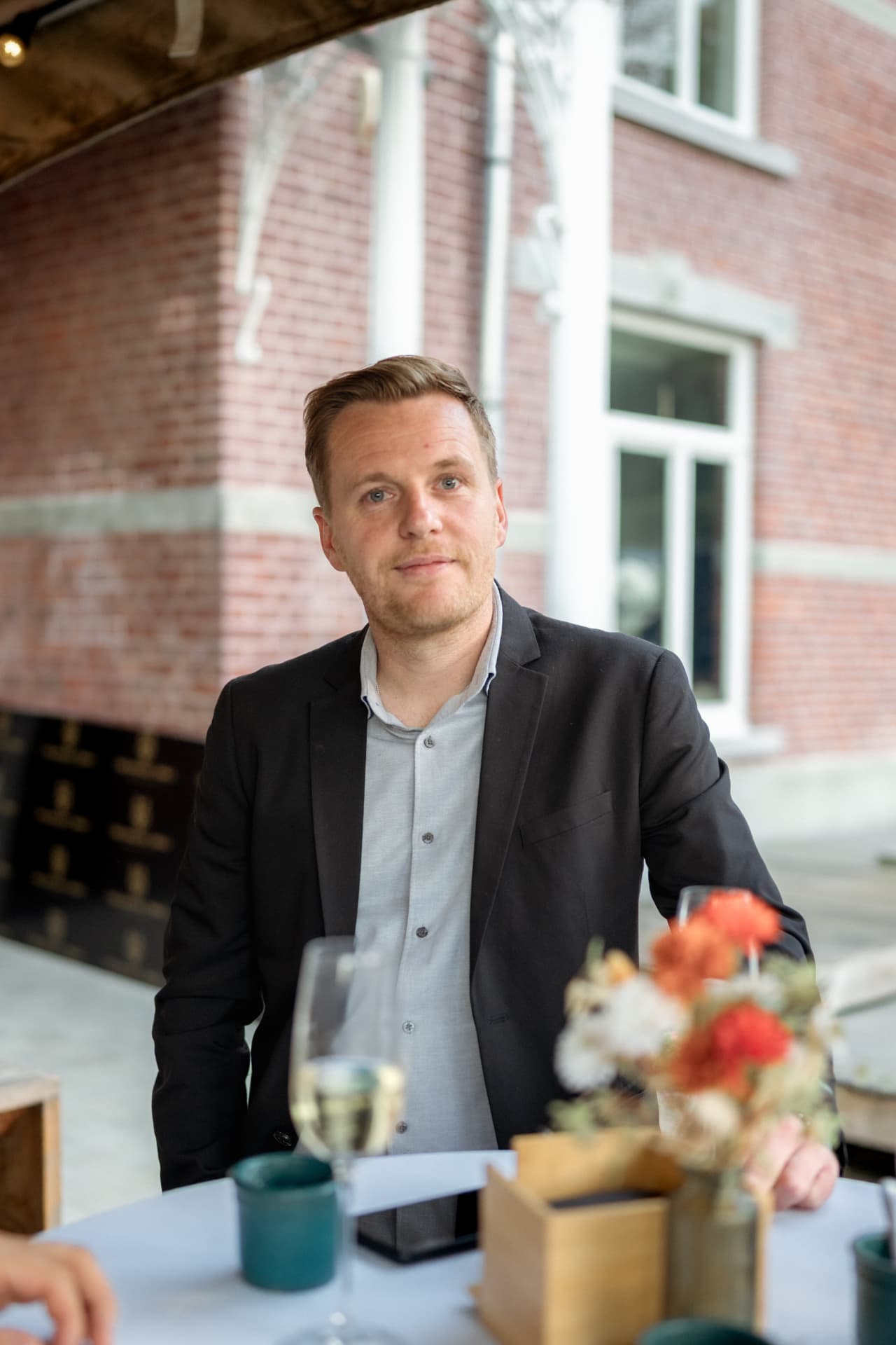 Een ondernemer aan tafel tijdens de eerste avond