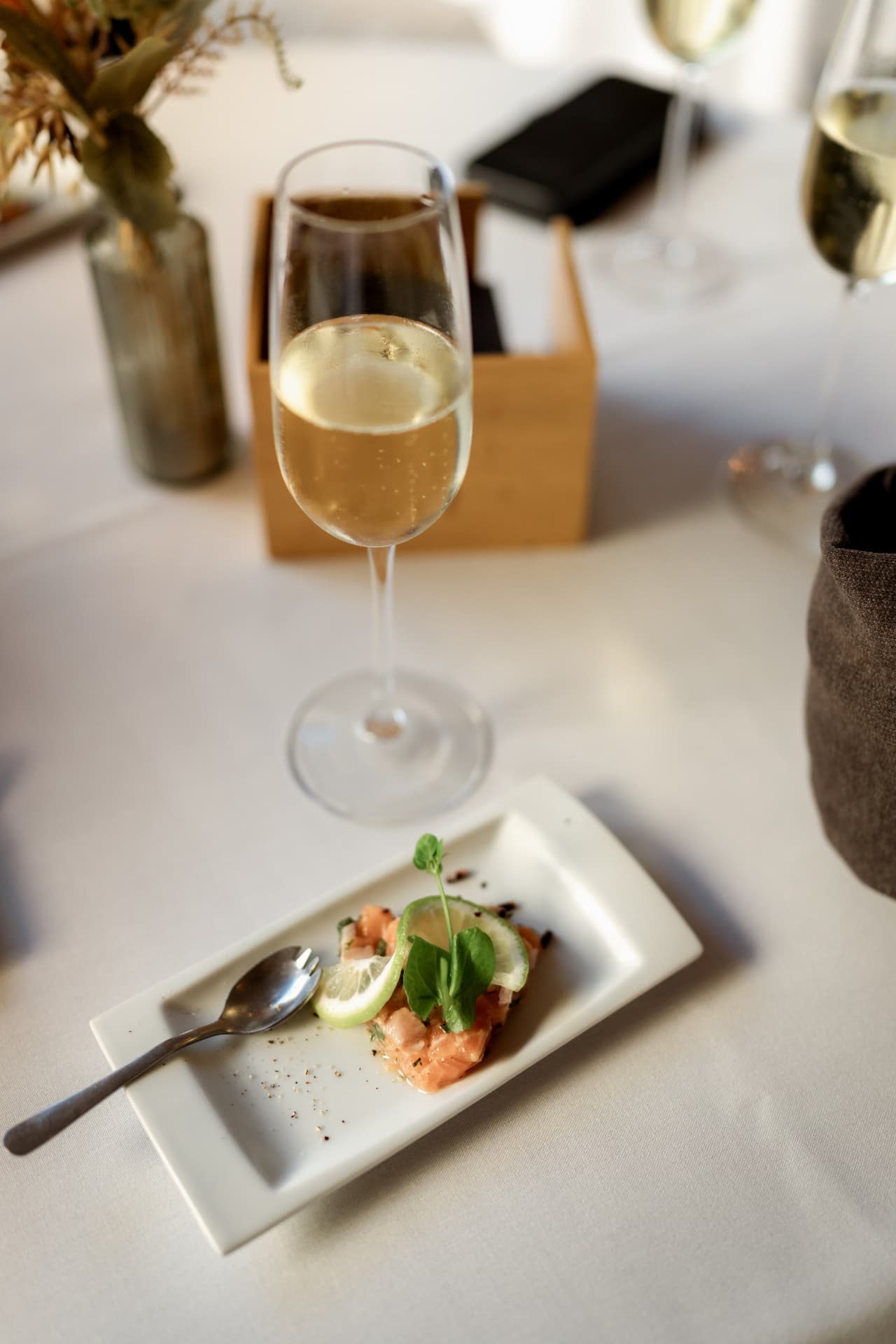 Champagne en een verfijnd hapje