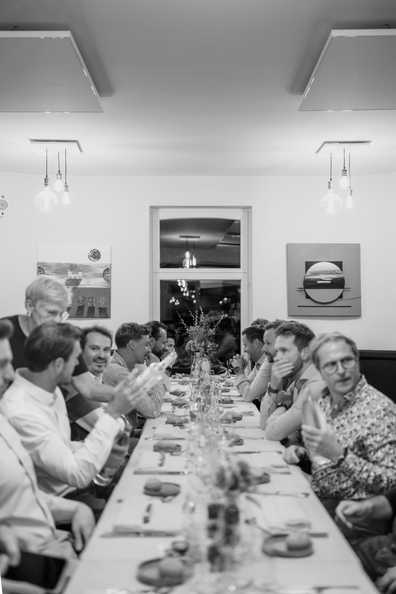 De lange tafel in zwart-wit