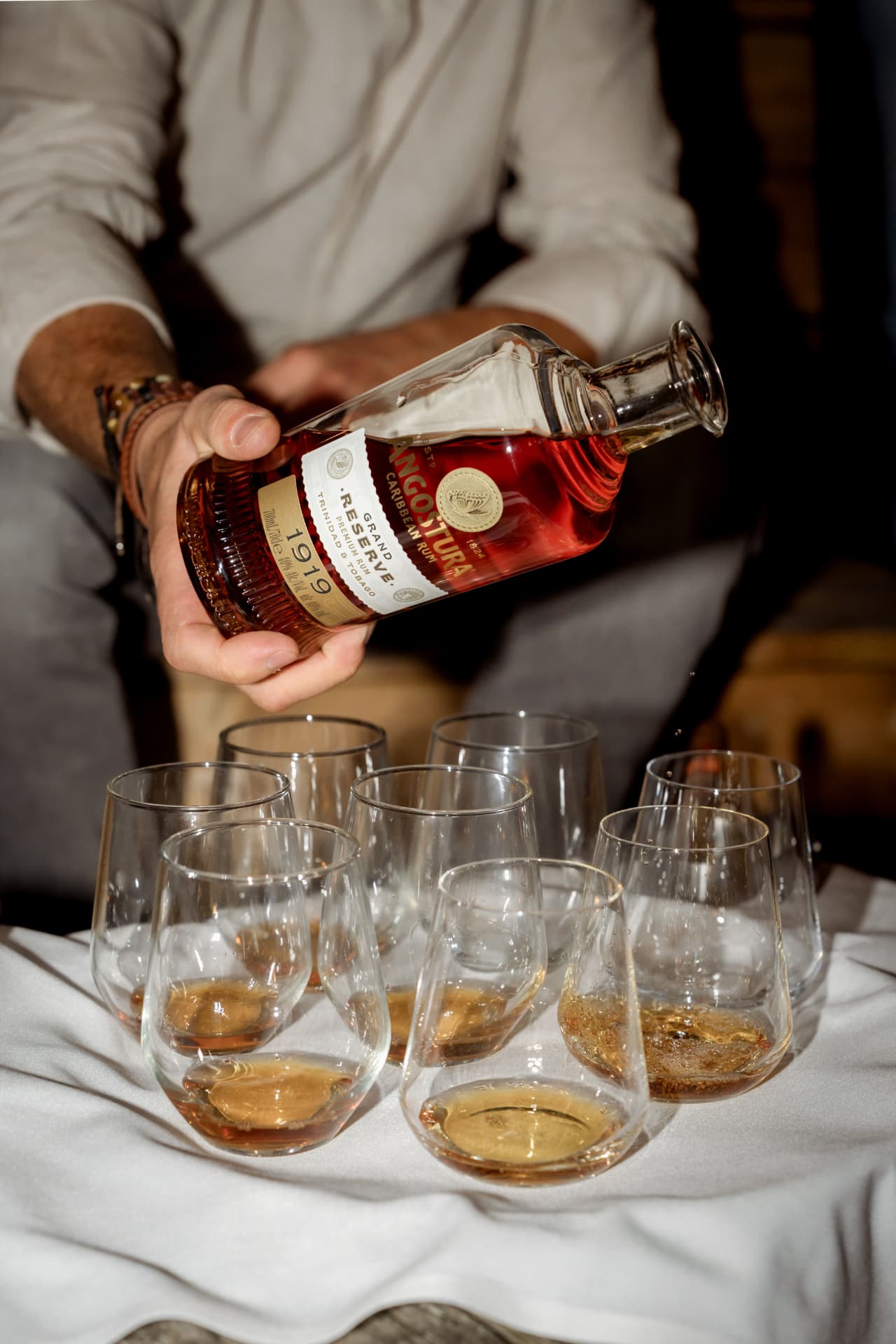 Rum wordt ingeschonken tijdens het laatste glas